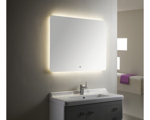 Badkamer met verlichte spiegel en wastafelonderkast