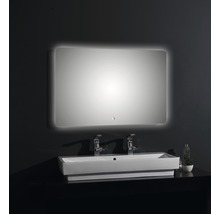 Badkamer met verlichte spiegel en dubbele wastafel.