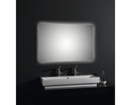 Badkamer met verlichte spiegel en dubbele wastafel.