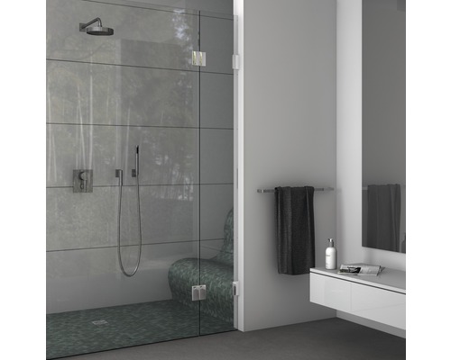 Moderne badkamer met glazen douche, handdoek en wastafel