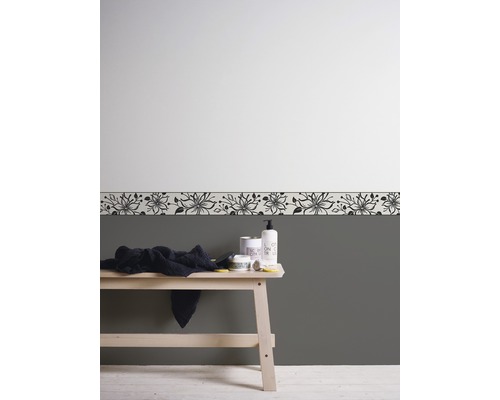 Badkamerontwerp met bloemenrand, handdoek en verzorgingsproducten op een houten bank.