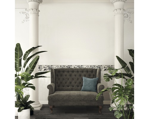 Inrichtingsvoorbeeld met bank, planten en rand in de ruimte.