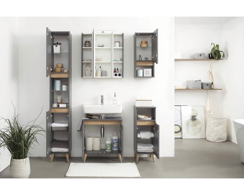 Badkamer met wastafel, spiegelkast en hoge kasten