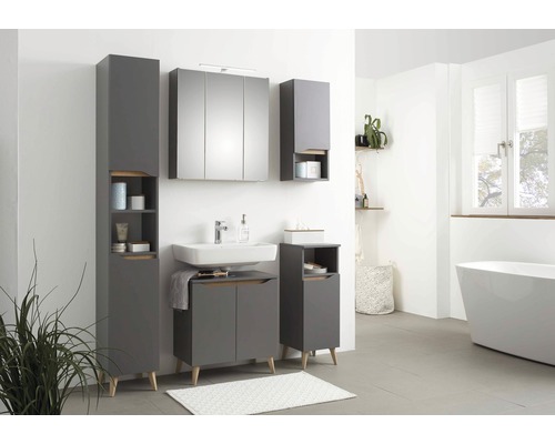 Badkamer met wastafel, spiegelkast en grijze badkamermeubels