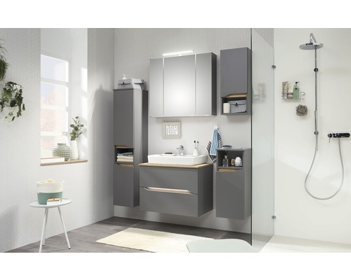Lichte badkamer met grijze badmeubels, wastafel, spiegelkast en douche