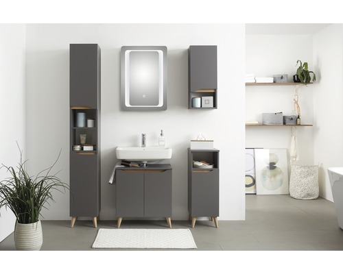 Badkamer met wastafel, spiegelkast en badkamermeubels in grijs