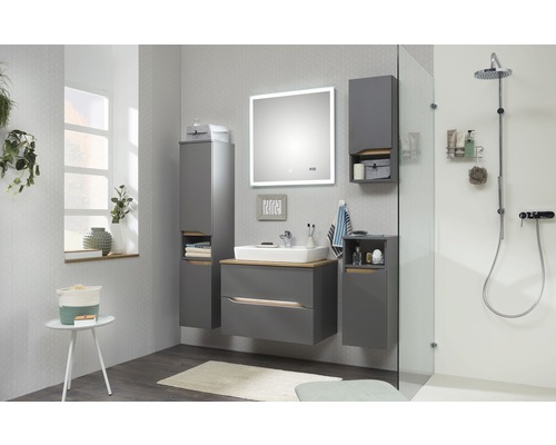 Moderne badkamer met wastafel, spiegel, onderkast en hoge kasten in grijstinten.