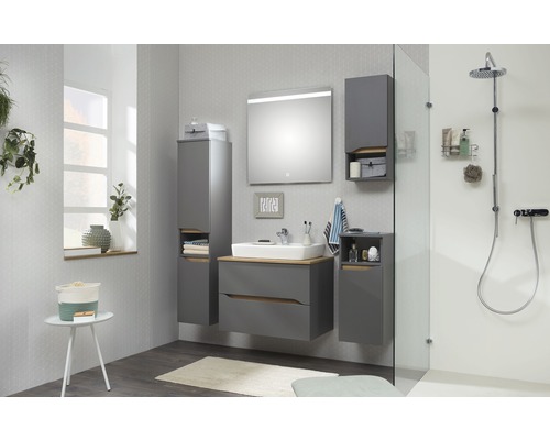Moderne badkamer met grijze meubels, wastafel, spiegel en douche.