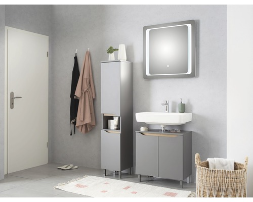 Moderne badkamer met wastafel, spiegel, badkamermeubels en decoraties