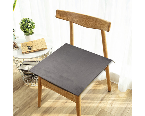 Houten stoel met grijs zitkussen