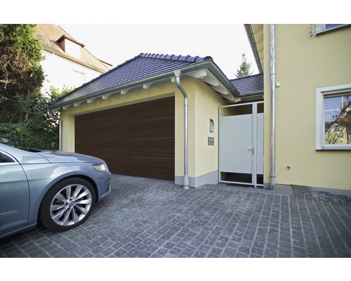 ARON Elektrische sectionaal garagedeur, dark oak ,breedte 237,5 cm Garage met bruine sectionaaldeur, zij-ingangsdeur en bestrate oprit