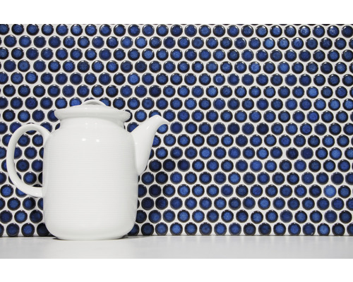 Mozaïektegels met ronde, blauwe stenen en een witte theepot