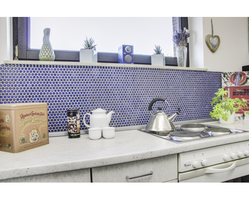 Keukenscène met mozaïektegels, theepot en accessoires op het aanrecht