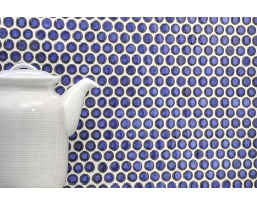 Mozaïektegels met stippenpatroon en een theepot