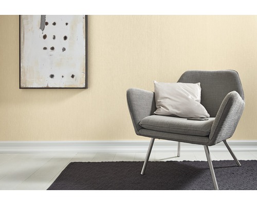 Scene met patroonbehang, fauteuil, kussen, tapijt en schilderij