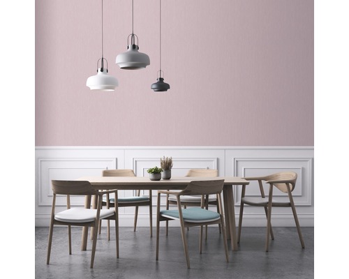 Eetkamer met houten tafel, stoelen en hanglampen