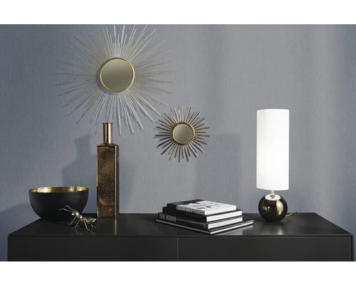 Decoratief interieur met spiegels, lamp, schaal en decoratie op een kast