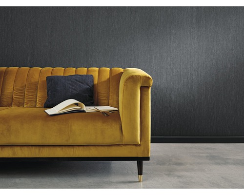 Woonkamer met patroonbehang en gele bank