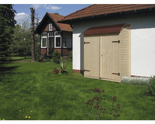 Tuinscene met een houten kast voor de opslag van tuingereedschap naast een huis.