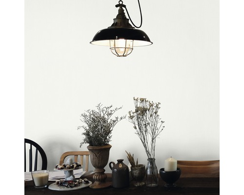 Eettafel met decoratie en hanglamp