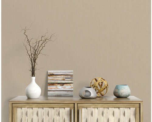 Decoratieve objecten op een houten kast met interieurontwerp