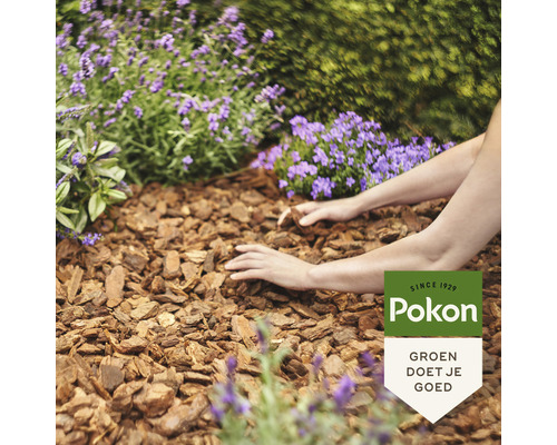 Scene met boomschors in de tuin, verspreid rond planten, met Pokon Logo