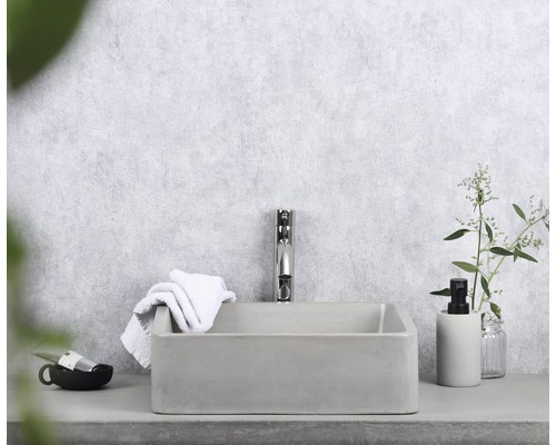 Op een wastafel bevinden zich een opzetwastafel, een kraan, zeep en een handdoek.