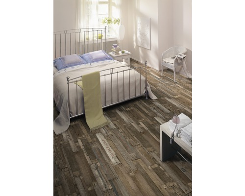 Slaapkamer met bed, nachtkastje en houten vloer