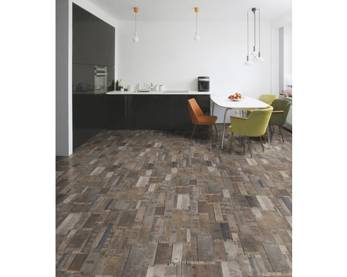 Lichte keuken met donkere kasten, eettafel en vloer in houtlook