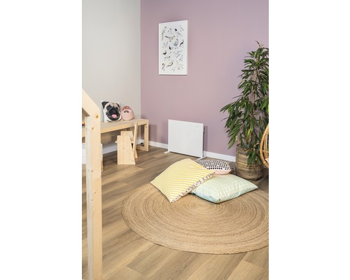 Kinderkamer met rond vloerkleed, kussens en een poster