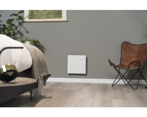 Moderne slaapkamer met verwarming, bed en fauteuil