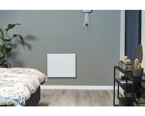 Een slaapkamer met een radiator aan de muur