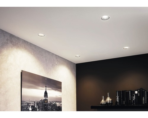 Woonkamer met plafondinbouwspots en wanddecoratie