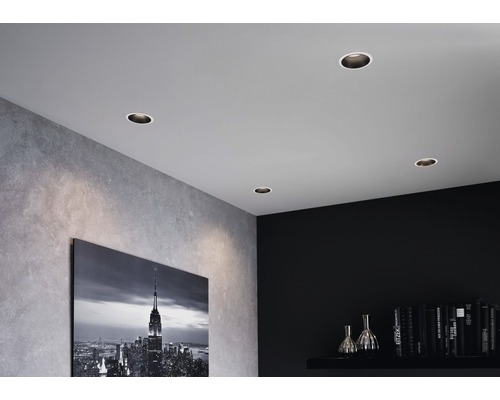 Plafondinbouwspots in een modern ontworpen ruimte.