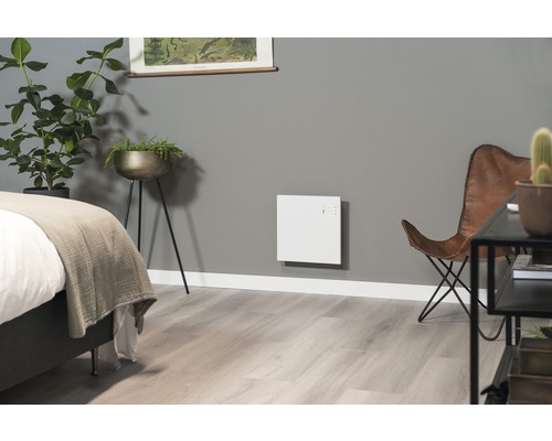 Moderne slaapkamer met wandverwarming, bed, plant en fauteuil