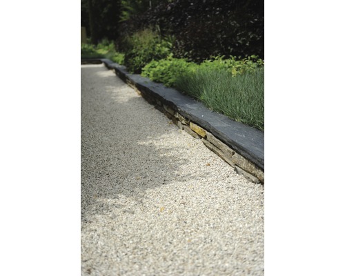 Tuinpad met grind en stenen muur
