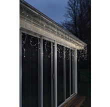 Verlichte ijspegelverlichting aan het dak van een huis