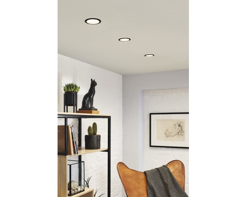 Woonkamer met plafondinbouwspots en rekkensysteem