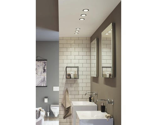 Badkamer met twee wastafels, spiegels en plafondspots