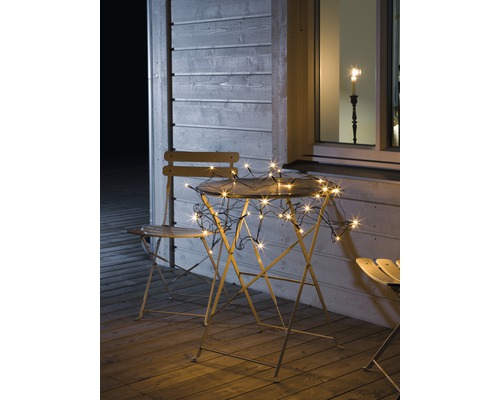 Tuinsetting met lichtsnoer op tafel en stoelen op een terras
