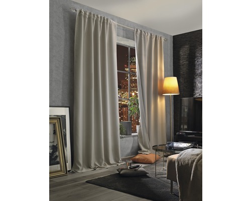 Woonkamer met gordijnen aan een gordijnroede voor het raam