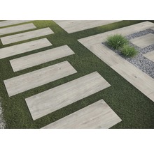 Tuinpad met rechthoekige tegels in houtlook op gazon