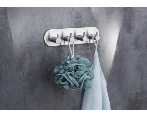 Wandkapstok met vier haken van roestvrij staal met badspons en handdoek