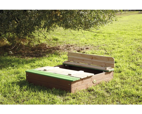 Zandbak met bankje en deksel op een gazon