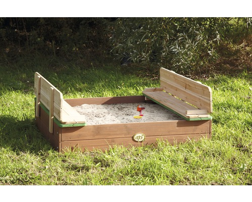 Houten zandbak met zitje in de tuin