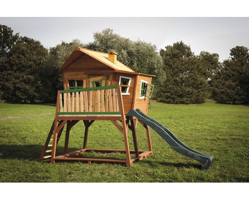 Houten speelhuis met glijbaan en ladder op een gazon