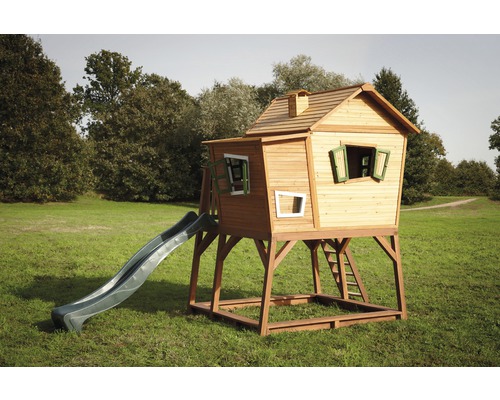 Houten speelhuis met glijbaan en ladder in de tuin