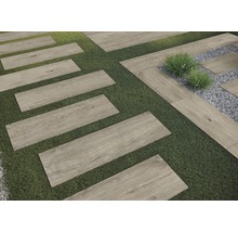Tuinpad van tegels met houtlook op gazon
