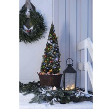 Winterse buitendecoratie met verlichte boom, krans en lantaarn.