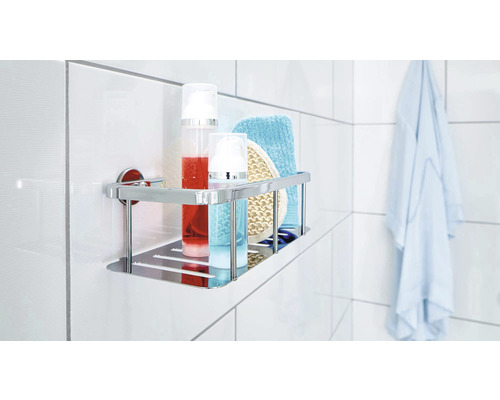 Metalen hoekrek met badkamerartikelen aan een betegelde muur